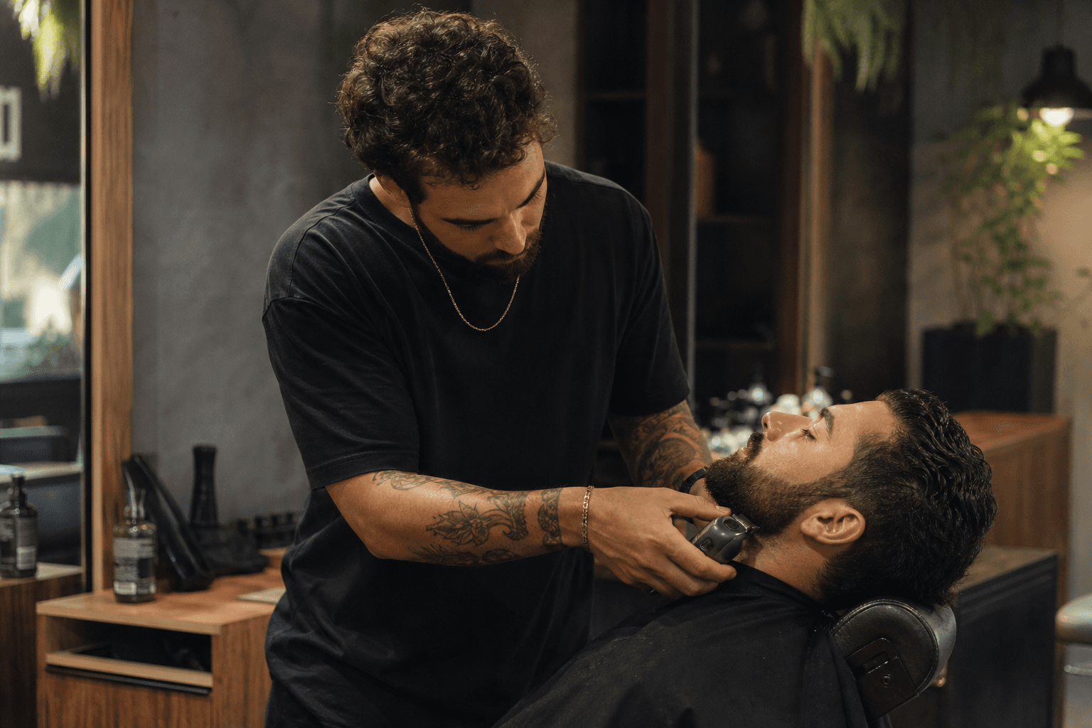 Barbeiro finalizando a barba de um cliente em uma barbearia contemporânea